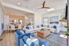 Smart TV, fireplace -  BRAND NEW 4BR 4BA w Pool Prime in Beach Haven...walk to everything (Beach Haven)