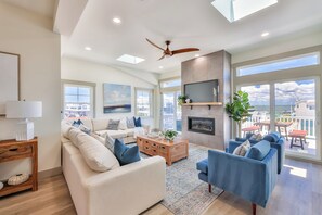 Smart TV, fireplace