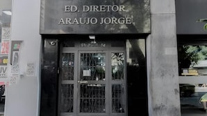 De ingang van een gebouw met een bord waarop staat: ED. DIRETOR ARAUJO JORGE.