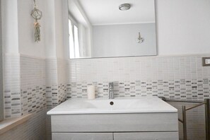 Shower, bidet, towels