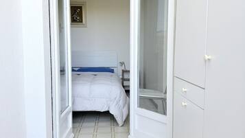 2 bedrooms, bed sheets