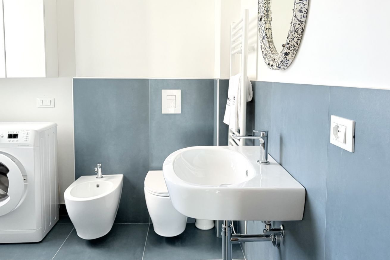 Shower, bidet, towels