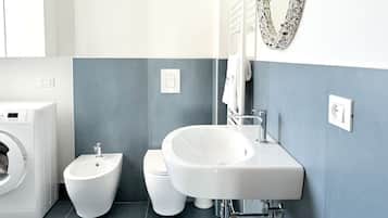 Shower, bidet, towels
