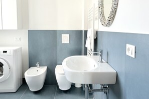 Dusche, Bidet, Handtücher