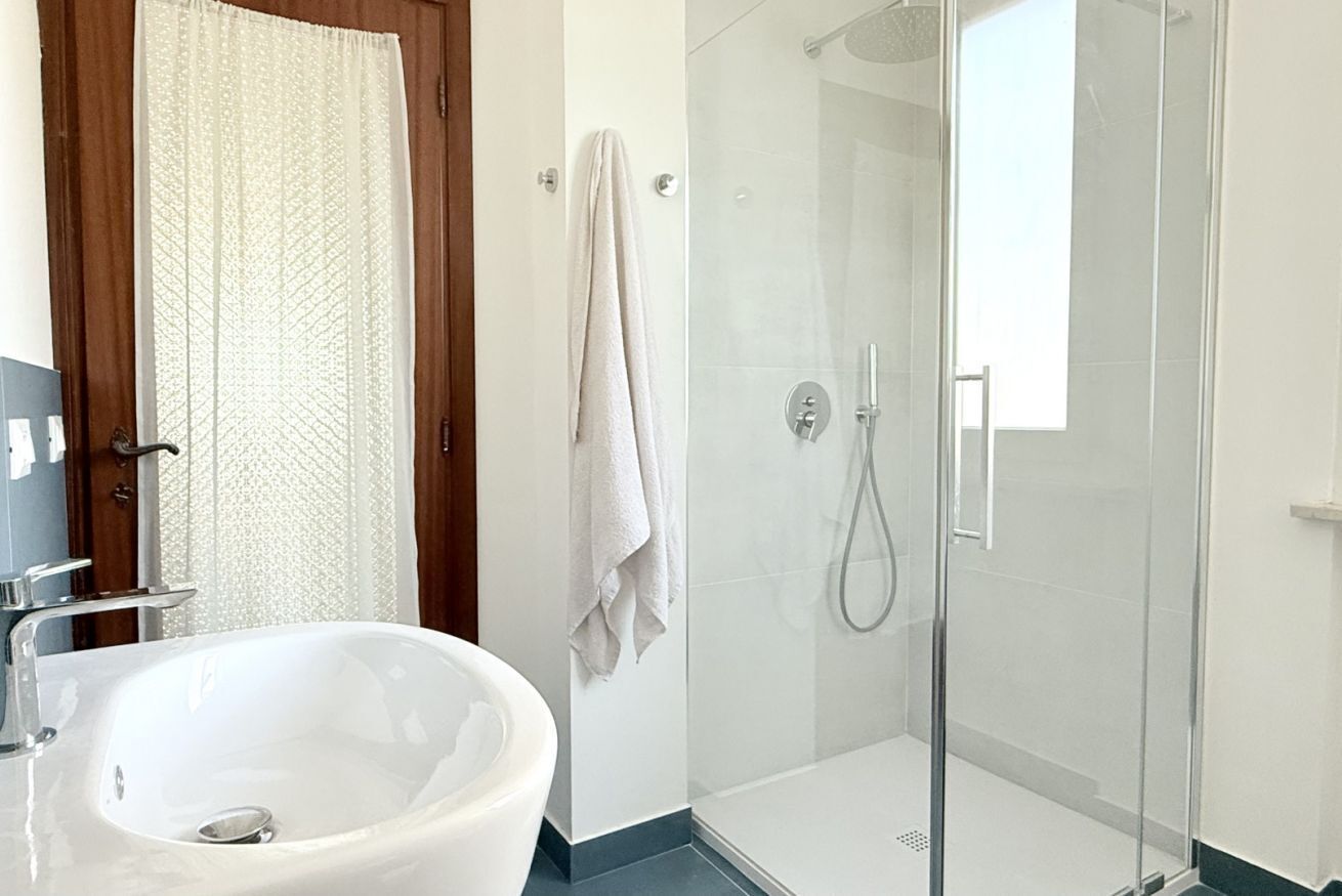Shower, bidet, towels