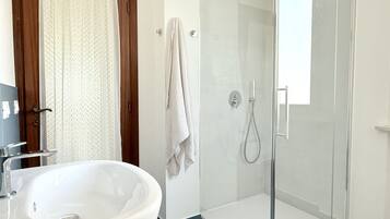 Shower, bidet, towels