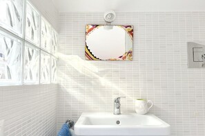 Shower, bidet, towels - SE173 - Montemarciano, three-room apartment with attic facing the sea (Montemarciano)