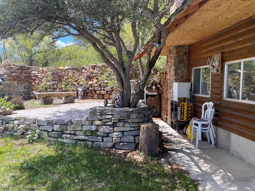 Craftsman family cabin  2-bedroom in tranquil Garden City with Bear Lake views.