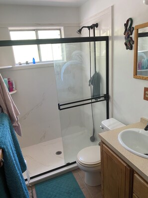 Douche, sèche-cheveux, serviettes fournies, savon