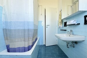 Bidet, towels - F010 - Fano, new three-room apartment (Fano)