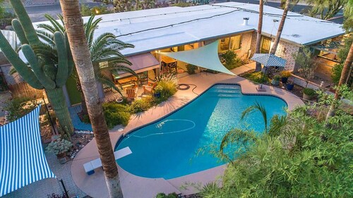 Poolside Oasis, Luscious Gardens, and Spacious 4-bedroom house in Tucson