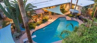 Poolside Oasis, Luscious Gardens, and Spacious 4-bedroom house in Tucson
