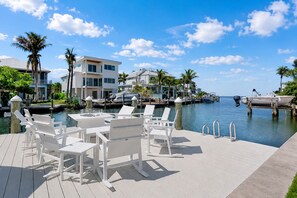 Outdoor dining - Island Life Villa | 5 Bed, Waterfront, Private Pool with Boat Dock (Bradenton Beach)