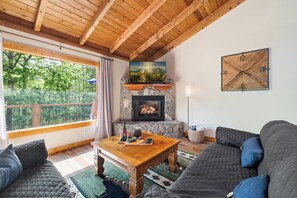 Smart-TV, Kamin, Tischtennisplatte, Arbeitsbereiche