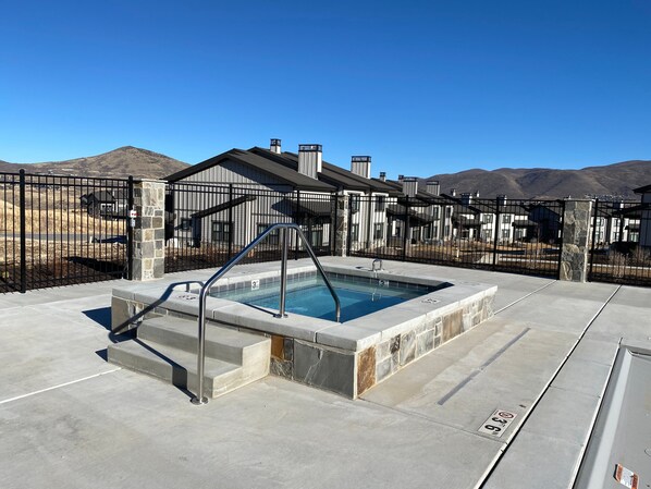 Outdoor spa tub - Minutes to Ski Deer Valley East Village - Central to Park City and Heber City (Heber City)