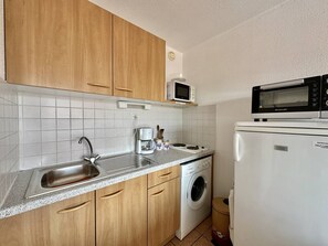 Kylskåp, ugn och grytor/köksredskap