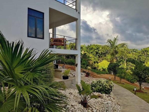 Property grounds - Relax and Reconnect: A peaceful holiday home nestled in lush green surroundings. (Upton, Ocho Rios)