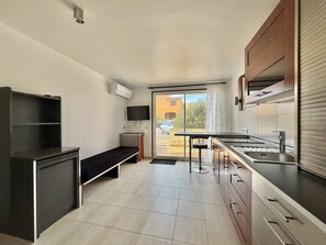 Jääkaappi, mikroaaltouuni, uuni, keittoastiat/astiat/ruokailuvälineet