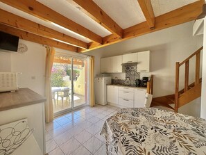 Jääkaappi, mikroaaltouuni, uuni, keittoastiat/astiat/ruokailuvälineet