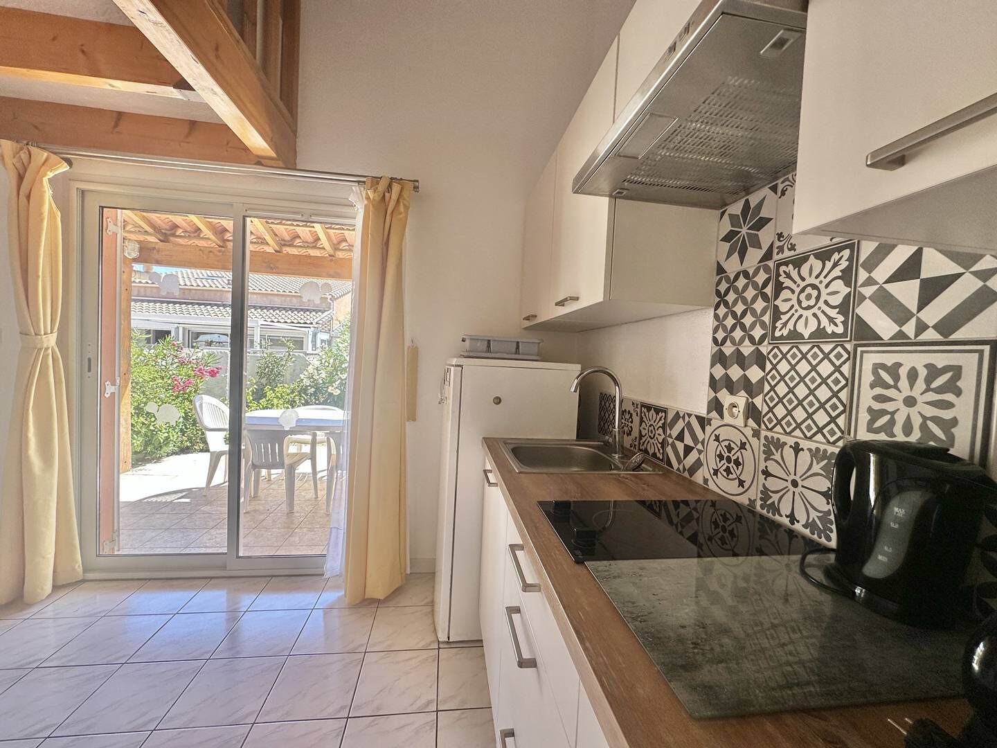 Een koelkast, een microgolfoven, een oven, kookgerei, borden en bestek