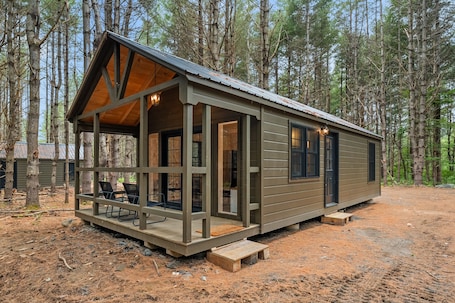 Exterior. Brewery Farm Cabin: Dickinson
