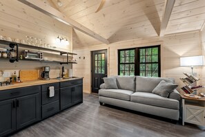 Interior - Brewery Farm Retreat : Hawthorne (Monson)