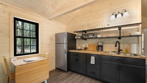 Kaffetrakter/tekoker, kjøleskap, mikrobølgeovn og ovn