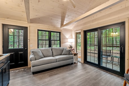 Smart TV, fireplace. Brewery Farm Retreat : Longfellow #7