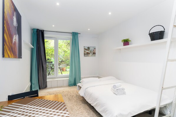 Iron/ironing board, WiFi, bed sheets