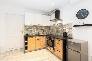 Fridge, oven, stovetop