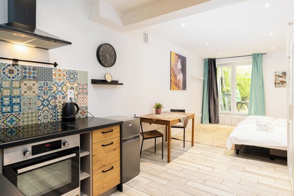 Iron/ironing board, WiFi, bed sheets