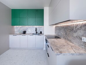 Fridge, oven, stovetop, dishwasher