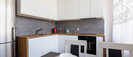 Fridge, oven, stovetop, dishwasher