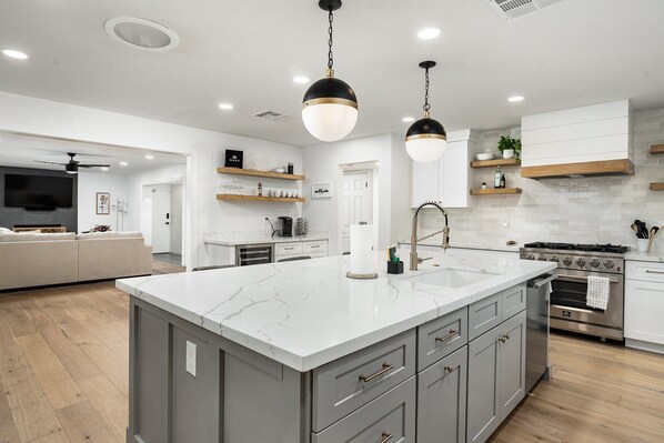 雪櫃、微波爐、焗爐、爐具