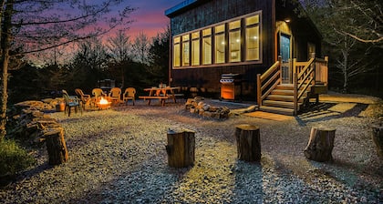 Modern Cabin. Communal Sleeping - 2 Queen Beds + Full Trundle. Pet Friendly!