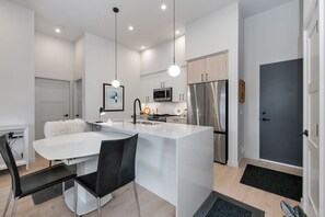 Fridge, microwave, oven, stovetop - Whirlaway – Luxurious 2 bedroom Penthouse with desk and 2 parking spots by Victoria Prime! (Victoria)