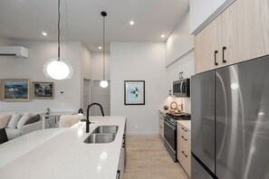 Fridge, microwave, oven, stovetop - Whirlaway – Luxurious 2 bedroom Penthouse with desk and 2 parking spots by Victoria Prime! (Victoria)