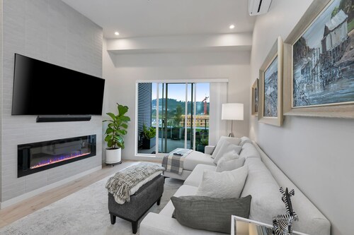 Whirlaway – Luxurious 2 bedroom Penthouse with desk and 2 parking spots by Victoria Prime!