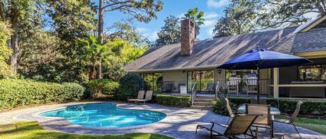 Außenpool, Sonnenschirme, Liegestühle