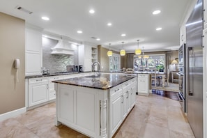 Maison, plusieurs lits, patio, vue piscine (5 Battery Road) | Cuisine privée | Réfrigérateur, micro-ondes, four, plaque de cuisson