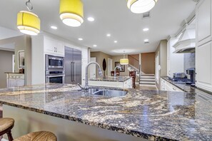 Hus - flera sängar - uteplats - utsikt mot poolen (5 Battery Road) | Eget kök | Kylskåp, mikrovågsugn, ugn och spishäll