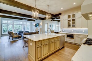 House, Multiple Beds, Balcony, Pool View (10 Green Wing Teal) | Interior