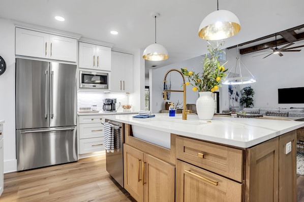 Maison, plusieurs lits, patio, vue piscine (8 Snowy Egret) | Cuisine privée | Réfrigérateur, micro-ondes, four, plaque de cuisson