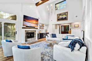 Maison, Plusieurs lits, piscine privée, vue sur le terrain de golf (6 Wood Duck Court) | Aire de séjour | Téléviseur à écran plat de 42 po avec télévision numérique