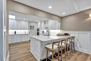 Maison, Plusieurs lits, piscine privée, vue sur le terrain de golf (6 Wood Duck Court) | Cuisine privée | Réfrigérateur, four à micro-ondes, un four, surface de cuisson