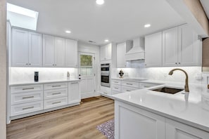 Maison, plusieurs lits, patio, vue golf (6 Wood Duck Court) | Cuisine privée | Réfrigérateur, micro-ondes, four, plaque de cuisson