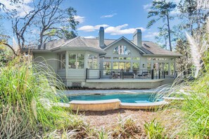Outdoor pool, pool umbrellas, pool loungers - 28 Old Military Road at The Sea Pines Resort (Hilton Head Island)