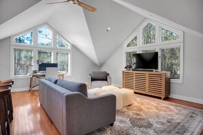 Hus - flere senge - terrasse - udsigt til golfbane (28 Old Military Road) | Opholdsområde | 42-tommers fladskærms-tv med digitale kanaler