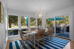 Villa - flere senge - køkken - udsigt til golfbane (173 Twin Oaks) | Spiseområde