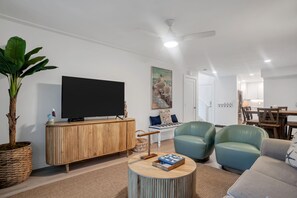 Villa, varias camas, patio, vistas al jardín (958 Cutter Court) | Zona de estar | Televisión de pantalla plana de 42 pulgadas con canales digitales